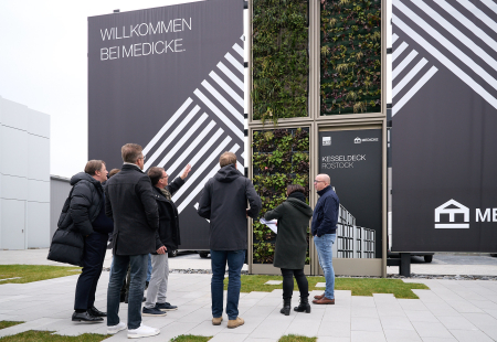 2025 04 10 Bemusterung Grünfassade Kesselbornplatz 002 JPEG 2048px für Webanwendung